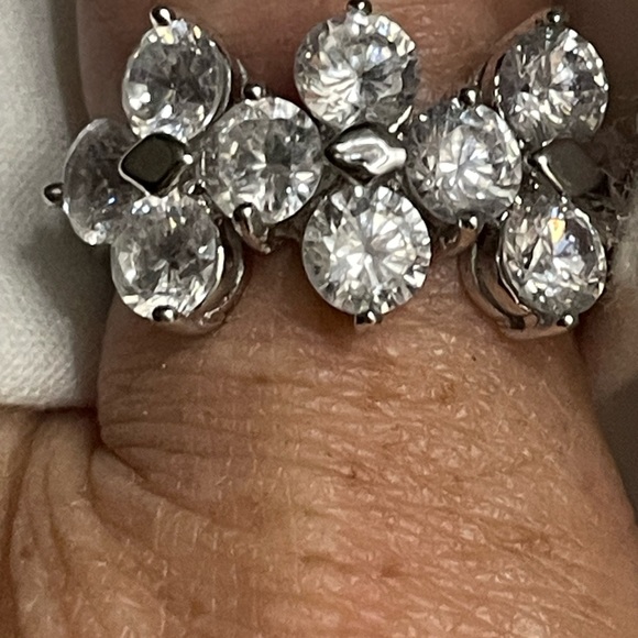 Size 8 Silver Bright Clear Cluster Prong Set Cubic Zirconia Ring - Picture 2 of 4